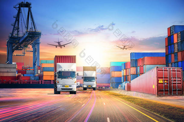 物流导入导出背景和运输行业的集装箱货运船