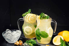 新鲜的有机柠檬汽水饮料的美味柠檬、 酸橙和薄荷。夏天喝详细信息