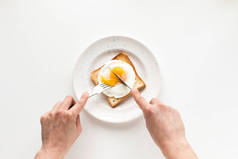 在烤面包上煎鸡蛋一起吃早餐