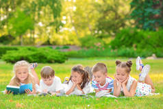 可爱的小孩子在公园看书