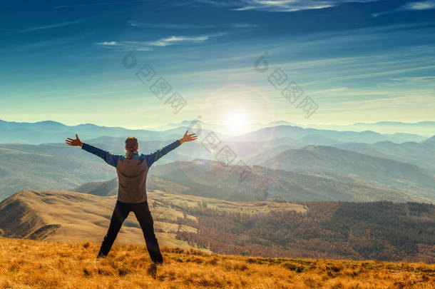 快乐的人<strong>站在山顶</strong>举起双臂