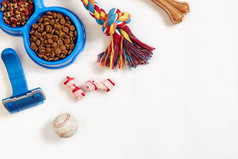 狗护理项目, 孤立的白色背景。在碗里干宠物食品, 玩具和骨头。顶部视图