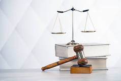 法律和正义概念形象, 审判室主题