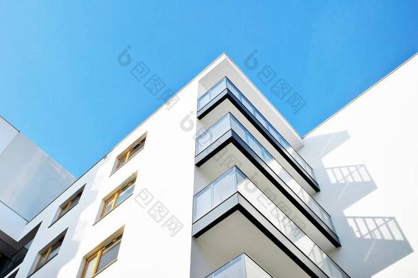 在阳光灿烂的日子里,<strong>现代化</strong>的公寓楼,蓝蓝的天空.<strong>现代化</strong>公寓楼的立面