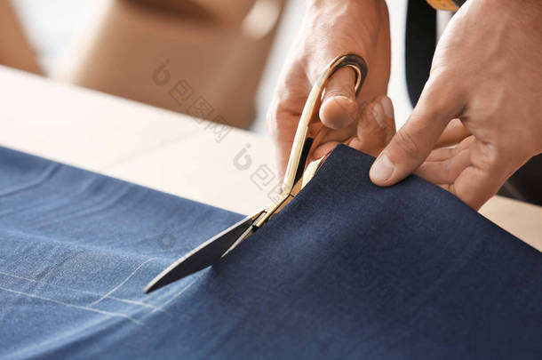 年轻的裁缝工作与纺织, 特写
