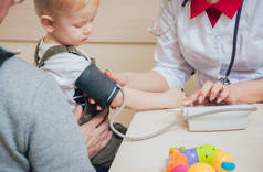 医生测量孩子的血压。医疗设备