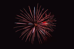 五颜六色的烟花在夜空。新年庆祝烟花。黑色背景上的抽象焰火与文本的可用空间