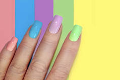 多色粉彩指甲结合色调与条纹背景色调。指甲艺术.