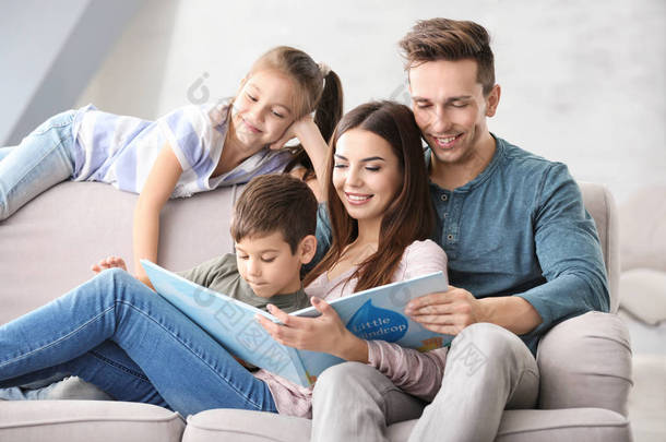 快乐的家庭在家里看书