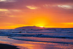 美丽多彩的落日在海滨.适用于墙纸或背景图片.
