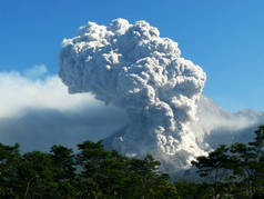 火山喷发时的烟雾