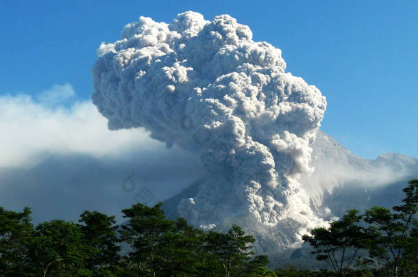 火山喷发时的烟雾
