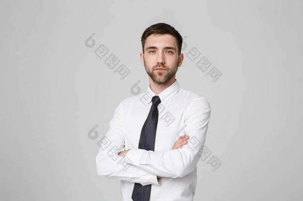 商业理念-肖像英俊的商业人交叉双臂与自信的脸。白色背景。复制空间.