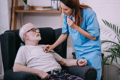 用听诊器检查老年患者心率的护理