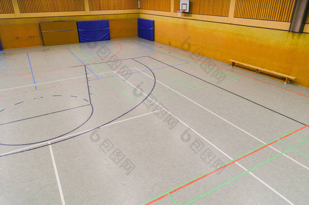 在健身房里篮球大厅地板