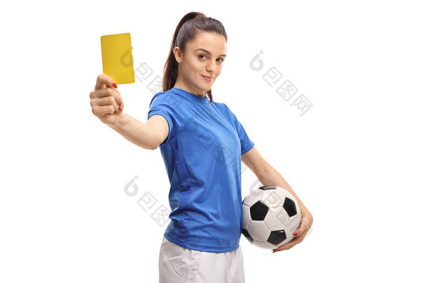 女足球运动员在白色背景上显示一张黄牌
