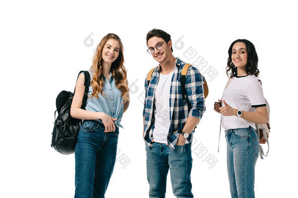 微笑的多元文化的学生看着相机孤立的白色