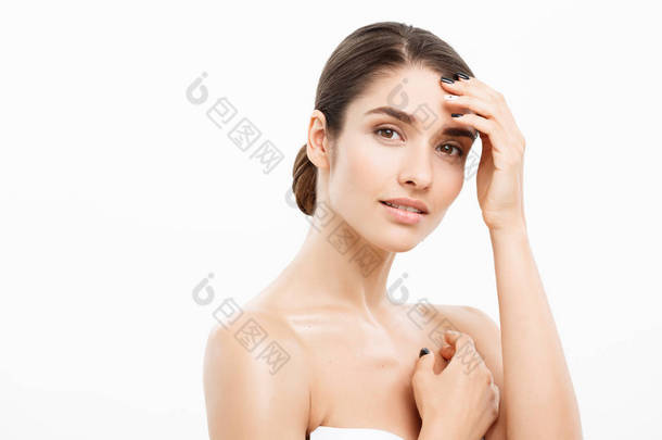 美容护肤理念-美丽的白种女人脸肖像。美女美女女模特抚摸着她脸上的脸颊双手手指。白色的时尚美女模型