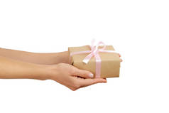 在老式工艺包装纸中, 手捧着生日礼物的女性手中的特写。Femenine 构成与礼物在妇女的胳膊.