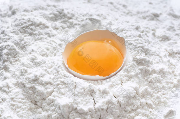 小麦面粉中的新鲜鸡蛋以白色背景为<strong>包装设计元素</strong>。顶部视图