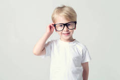 聪明的小男孩。戴眼镜的4岁男孩.