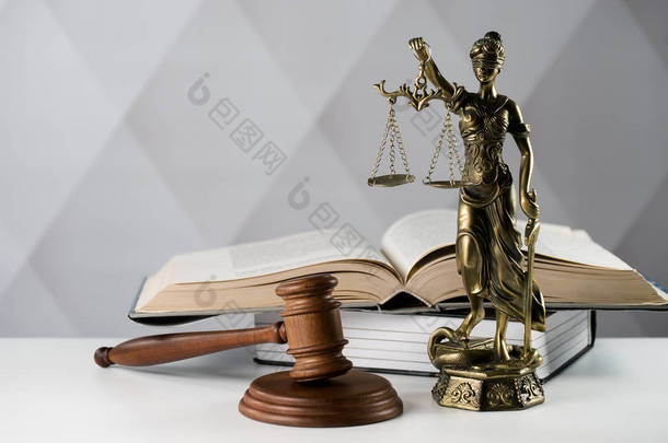 法官槌和正义和书背景的标尺