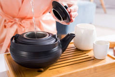 女性在早上喝茶的时候在家里做茶的裁剪镜头