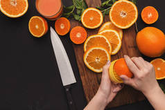 女性手做橙汁, 顶部视图