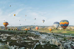 空中热气球的前景色, 飞越城市景观, 土耳其