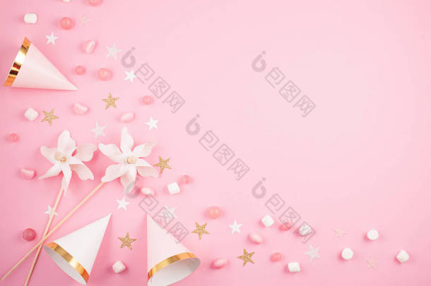女孩党配件在粉红色背景。邀请, 生日, <strong>单身派对</strong>, 婴儿沐浴概念