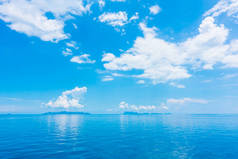 美丽的海和海洋与云彩在蓝天背景