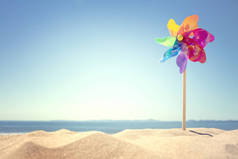 夏天海滩背景, 风车或风车在沙子概念为假期拷贝或消息