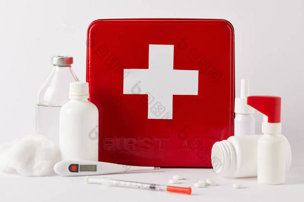 特写镜头的红色急救箱与不同的医疗瓶和供应白色