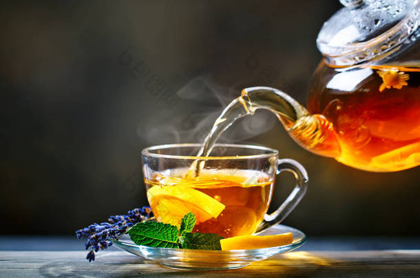 工艺<strong>酿造</strong>茶, 茶道。一杯新<strong>酿造</strong>的红茶, 温暖柔和的光.