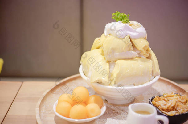Bingsu 榴莲与榴莲冰淇淋和鲜奶油一起供应炼乳和瓜.