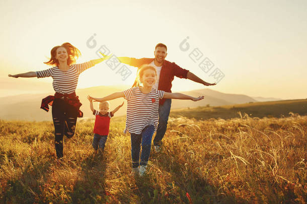 幸福的家庭: 母亲, 父亲, 孩子的儿子和女儿的性质上 sunse