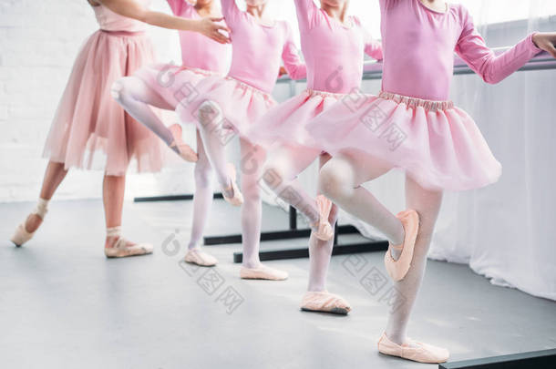 被裁剪的孩子在粉红色的<strong>芭蕾</strong>舞短裙裙在<strong>芭蕾</strong>舞学校与老师练<strong>芭蕾</strong>