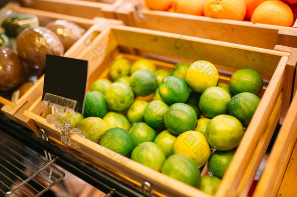 盒子里放着新鲜水果在<strong>食品店</strong>里, 没有人, 没有空的价格。市场产品分类