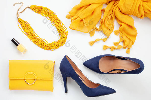为<strong>女孩</strong>和妇女的明亮的黄色配件和蓝色鞋子。<strong>都市时尚</strong>、美女与<strong>时尚</strong>博客理念
