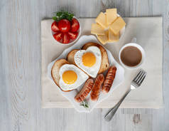 早餐与爱-煎蛋在心脏的形状, 油炸香肠和咖啡