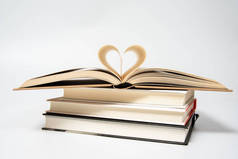 关闭打开的书与心脏形状从两个页面, 孤立的白色背景
