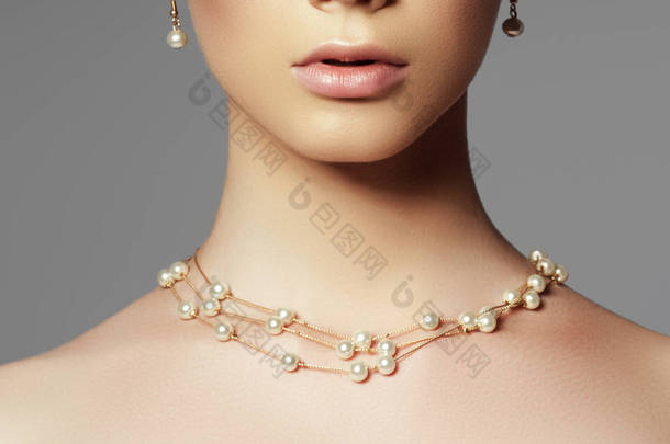 戴着项链的漂亮女人<strong>耳环</strong>模型珠宝<strong>首饰</strong>从宝石, 钻石。美丽的一部分女性的脸。完美清洁肌肤
