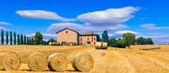 美丽的乡村风景与干草卷和农庄在意大利的住宿.