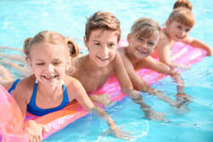 夏天的时候, 可爱的孩子们在游泳池里游泳