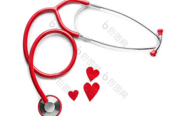 医用听诊器和红心白色背景。心脏病学概念