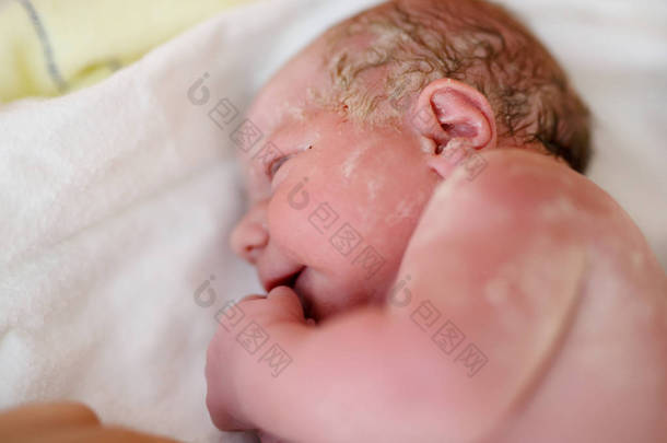 新生婴儿秒和分钟出生后。可爱的小小刚出生的婴儿女孩毛巾。开始，医疗保健的新生活