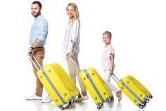 家庭的侧面与黄色旅行袋子在白色隔绝了