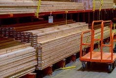 木材堆放在货架上的木材堆场概念, 房屋建设