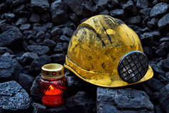 在矿井发生致命事故后, 守夜的灯, 带开采头盔的蜡烛在廉价的煤炭上