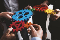 商业团队将齿轮连接在一起。团队精神、伙伴关系和一体化概念